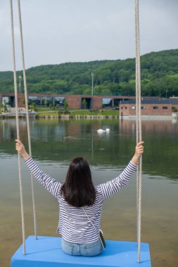 Swing 'te Rahatlayan Kişi Göl Kopyalama Uzayı