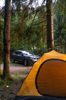 Çadır ve Araba Kopyalama Alanı ile Orman Kampı