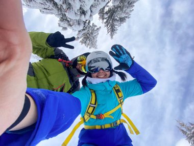 Karlı Dağ kayak merkezinde selfie çeken çift