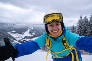 Kar yamacında gülümseyen kayakçı Kopyalama Boşluğu