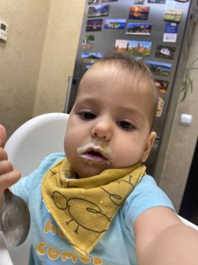 Dağınık Yüzlü Bebek Kaşık Tutma Selfie Çekiyor