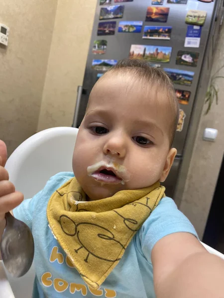 Dağınık Yüzlü Bebek Kaşık Tutma Selfie Çekiyor