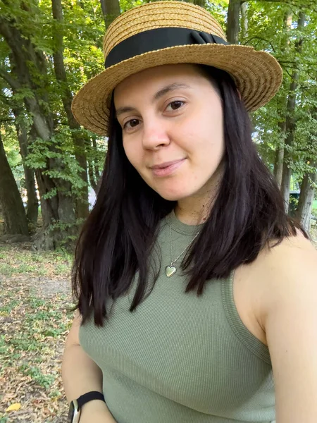 Saman Şapkalı Selfie Kadını Ormanda Gülümsüyor