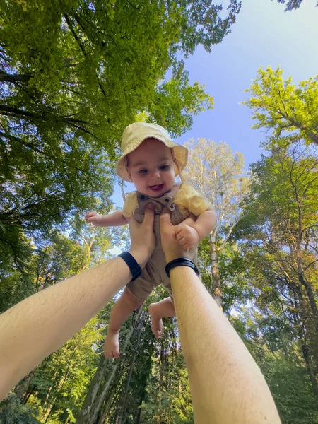 Neşeli Bebek Ormanda Yükseldi Yazın