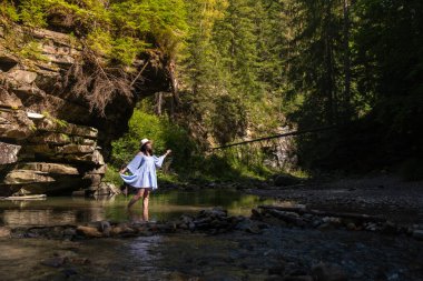 Orman nehrinde Dans Eden Kadın