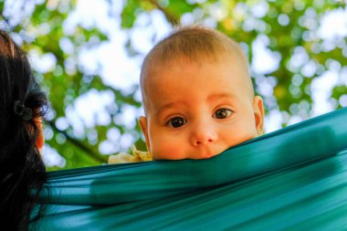 Park Kopyalama Alanında Hamağın Üzerinde Bakan Çocuk