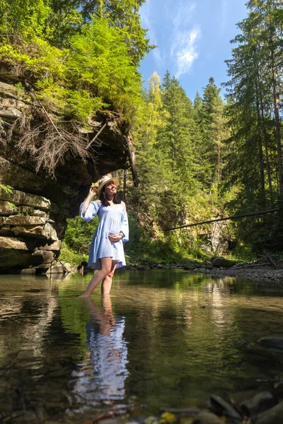 Hamile Kadın Huzurlu Orman Irmağının Tadını Çıkartıyor