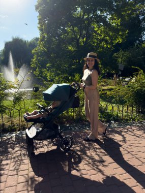 Güneşli bir günde Parkta Çocukla Dolaşan Kadın Kopyalama Boşluğu