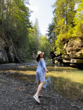 Ormanda Nehirde Dolaşan Kadın Kopya Alanı