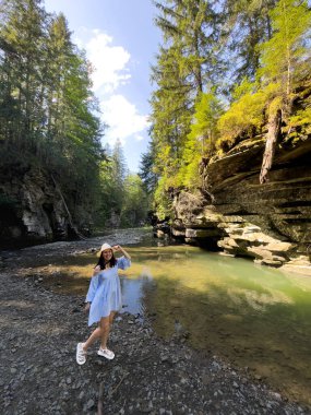 Ormanda Nehirde Dolaşan Kadın Kopya Alanı