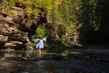 Orman nehrinde Dans Eden Kadın