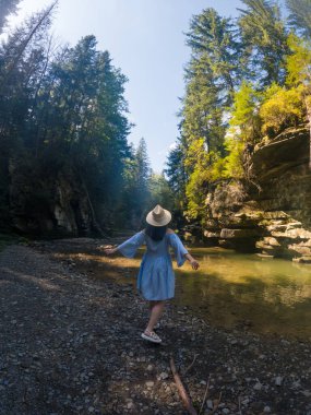 Ormanda Nehirde Dolaşan Kadın Kopya Alanı