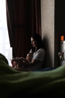 Anne ve Bebek Pencere Çoklu Görev Dizüstü Bilgisayarı Kullanıyor