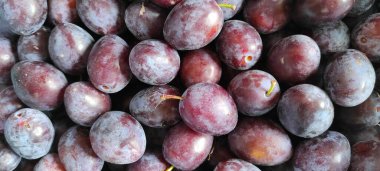 Mor eriklerin doğal cilt dokusuna sahip makro arkaplanı. Gıda geçmişi, grafik tasarımı ve yaratıcı projeler için mükemmel..