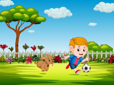 köpeğiyle bahçesinde futbol oynamak çocuk