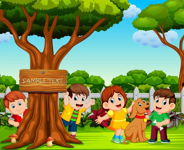 Χαρούμενα Παιδιά Παίζουν Κοντά Στο Μεγάλο Δέντρο — Διανυσματικό Αρχείο