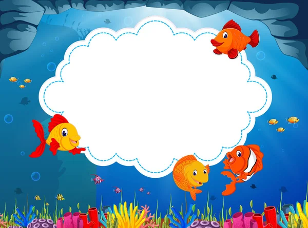雲板の空白スペースといくつか小さな海魚が泳ぎオーシャン ビュー — ストックベクタ