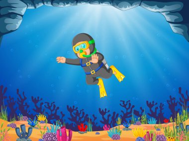 bir adam oksijen tüpü kullanarak mavi okyanus arka plan altında dalış