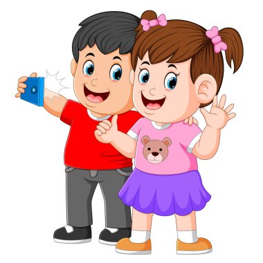 iki küçük çocuk mutlu yüz ile mükemmel bir selfie alıyor