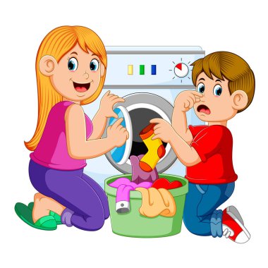 Anne ve oğlu Çamaşırhane yapıyor