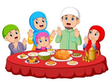  Mutlu bir aile ied mübarek üzerinde yemek yemek için dua ediyor