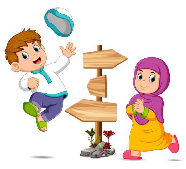 çocuklar ahşap tabela yakınında oynuyor