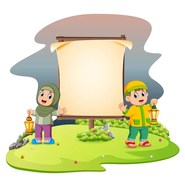 ラマダンランタンを持つ2人のかわいい子供たちが庭の空白のバナーの近くに立っています — ストックベクタ