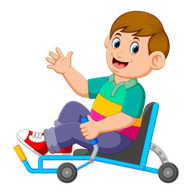 çocuk üç tekerlekli bisiklet üzerinde oturuyor ve denetleyiciyi tutuyor.