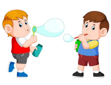 çocuk kabarcık sabun ile oynuyor ve darbe