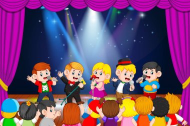 çocuklar şarkı söylüyor ve arkadaşları eğleniyor.