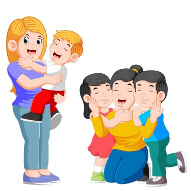 İki mutlu anne çocuğuna sarılıyor ve çocuklarıyla oynuyor.