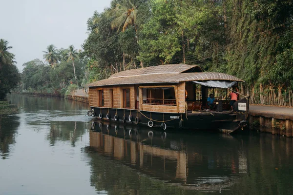 Kerala eyaletinde Halep'in durgun sularında yüzen geleneksel Hint yüzen tekne