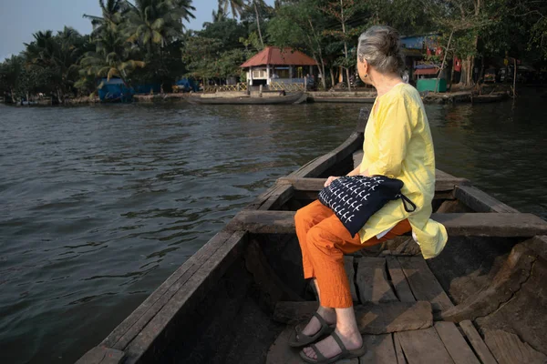 Kerala eyaletinde Halep'in durgun sularında yüzen geleneksel Hint yüzen tekne