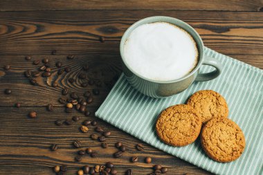 Teks 'de yulaf ezmesi kurabiyesi ile kahve, cappuccino veya latte