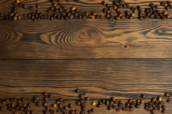 Drewniana tekstura tła z palonymi ziarnach kawy i kopią Spa — Zdjęcie stockowe