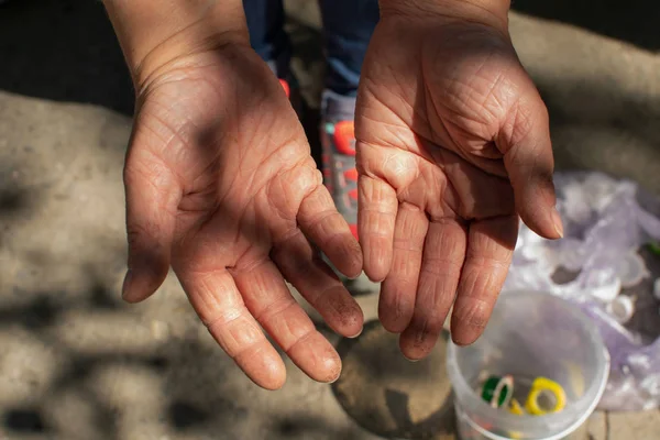 Çalışkan cömert eller avuç içi eko dostu adam el sıralama ve çöp kutusuna geri dönüşüm kavramı çevre koruma dünya için renkli plastik kapak yeniden koyarak