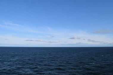 Koyu mavi deniz ve açık mavi gökyüzü arka plan, minimal, açık