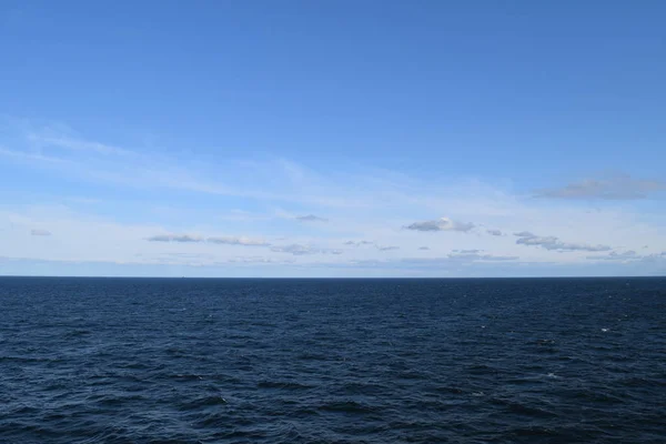 Mar azul oscuro y fondo cielo azul claro, mínimo, al aire libre — Foto de Stock