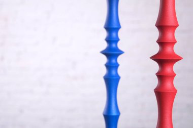 Beyaz tuğla duvar arka planda iki kırmızı ve mavi nargile borular