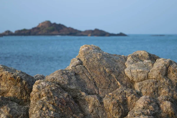 印度哥卡纳海滨海滩附近的海洋景观，其中有岩石 — 图库照片