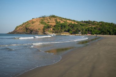 Kudle Sahili manzarası, kumlu sahil, tepeler ve deniz
