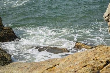 Kıyıda deniz köpüğü ile kırma dalgalar