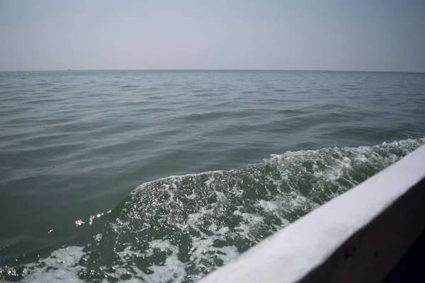 Sendero en la superficie del mar de agua del barco en movimiento rápido — Foto de Stock