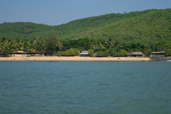 Gokarna, Hindistan 'daki Om plajının deniz ve yeşil dağ manzarası