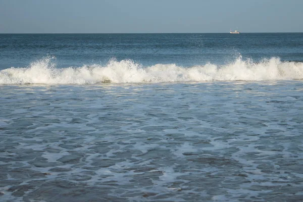 Hindistan 'ın Gokarna kentindeki köpük ve dalgalı mavi deniz veya okyanus manzarası