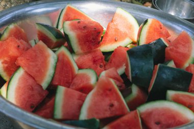 Büyük metal tabakta dilimlenmiş taze karpuz, yoga aşramında kahvaltı, Hindistan, Prasad.