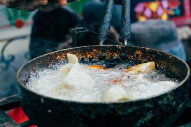 Hintli vejetaryen momo bol yağ, sokak yemekleri ve seyahat konseptiyle tavada kızarır.