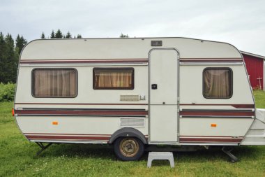 Kamp aracı Finlandiya kırsalında duruyor, seyahat konsepti, alternatif hayat, hippi yaşam tarzı