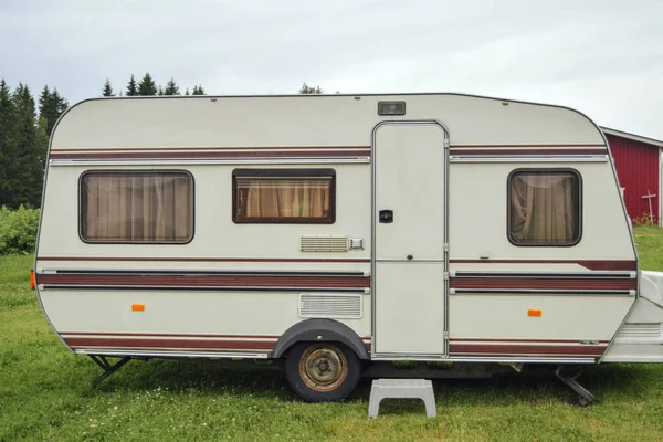 Kamp aracı Finlandiya kırsalında duruyor, seyahat konsepti, alternatif hayat, hippi yaşam tarzı