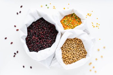Nohut, baklagil ve fasulyeli pamuk torbaları. Sıfır atık alışveriş.